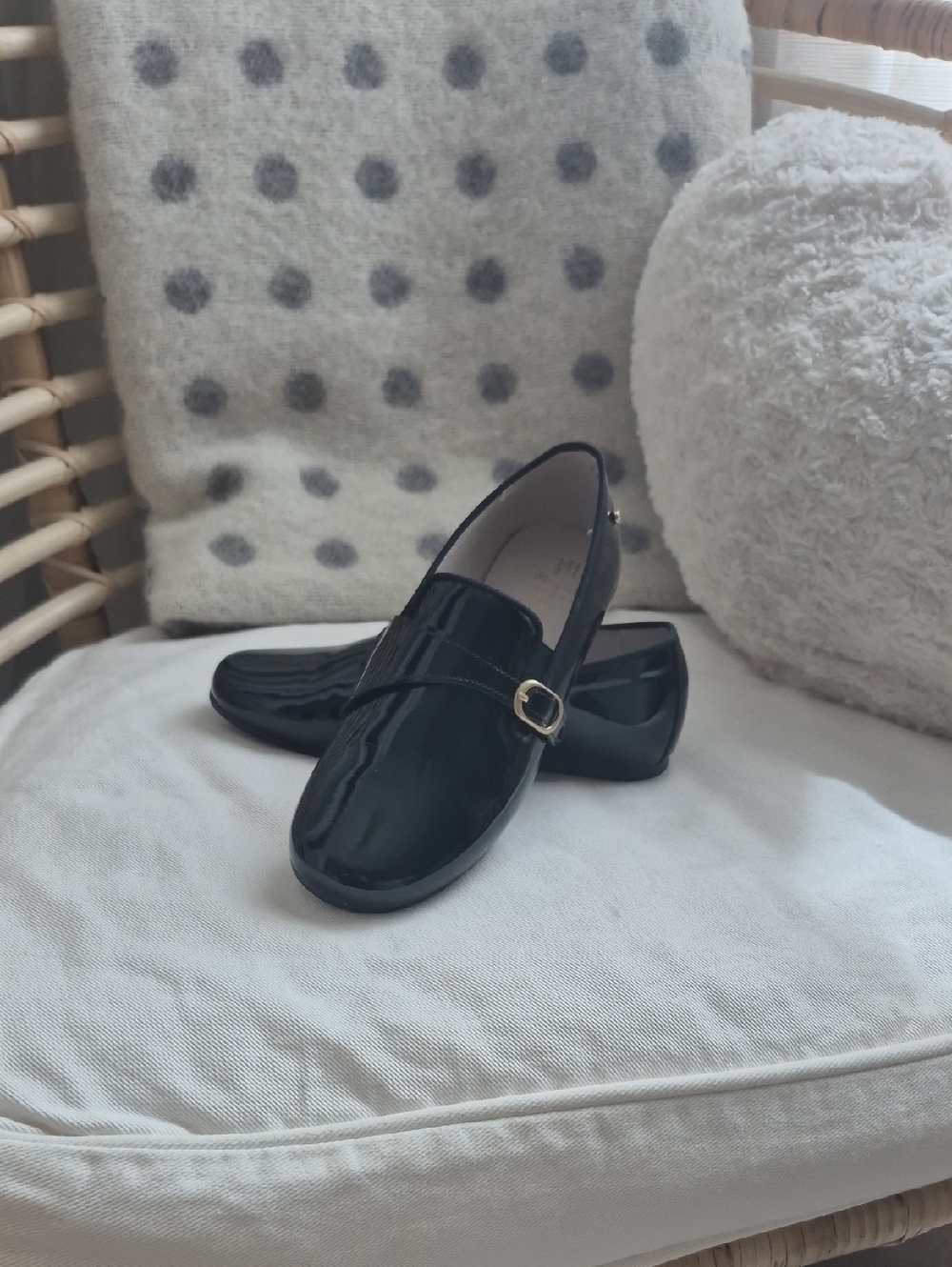 Manuela De Juan Black Patent Dress Shoes with Black Accent, Boys Size 1